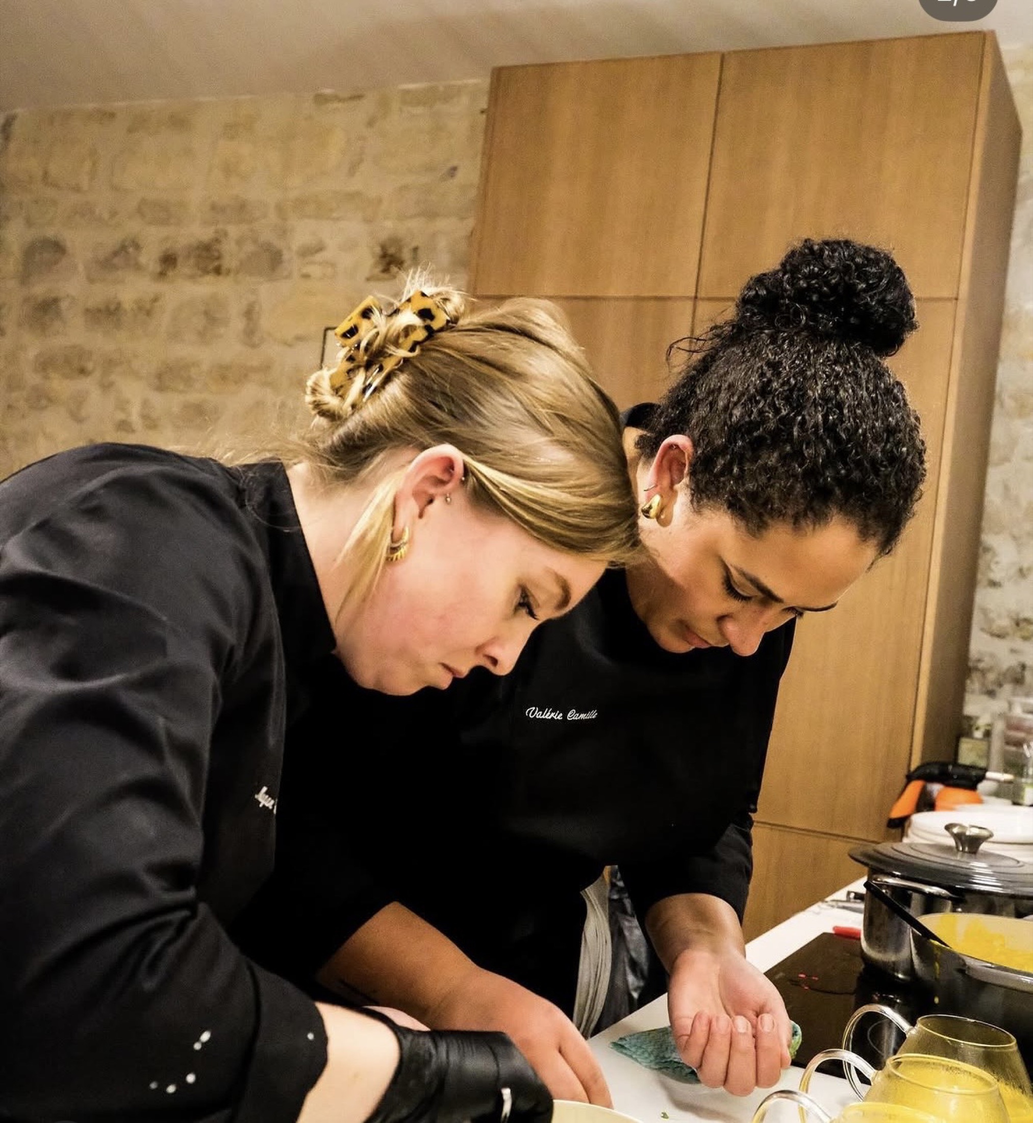 Valérie and Megan cooking together